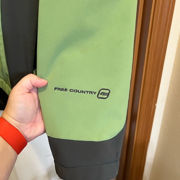 Free Country soft shell winter coat with detachable hood - Picture 2 of 3